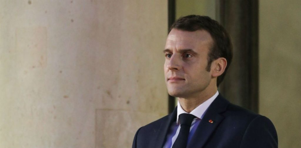 Hommage National : la mère d’un des deux militaires a-t-elle repoussé la main de Macron ?