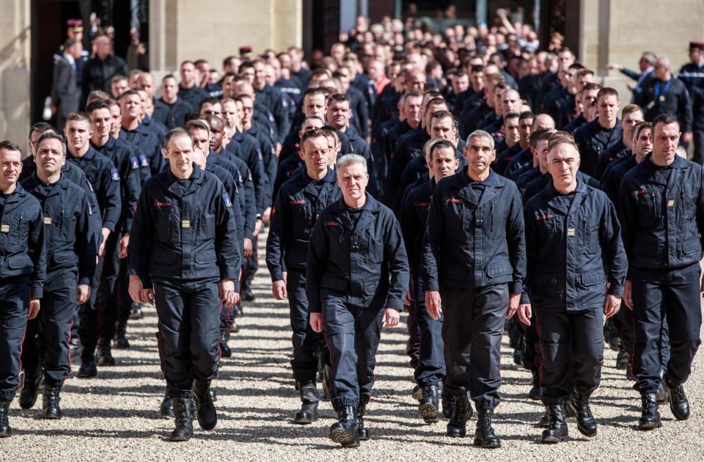 Incendie à Notre-Dame de Paris : Emmanuel Macron rend hommage aux pompiers