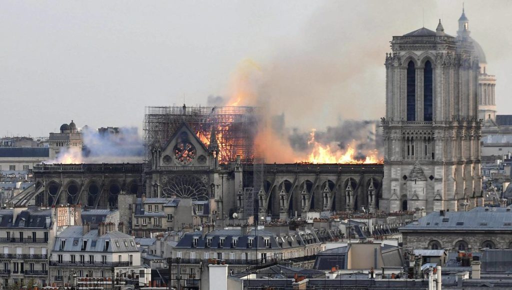 Incendie à Notre-Dame de Paris : De Anne Hidalgo à Marine le Pen… Les politiciens prennent la parole